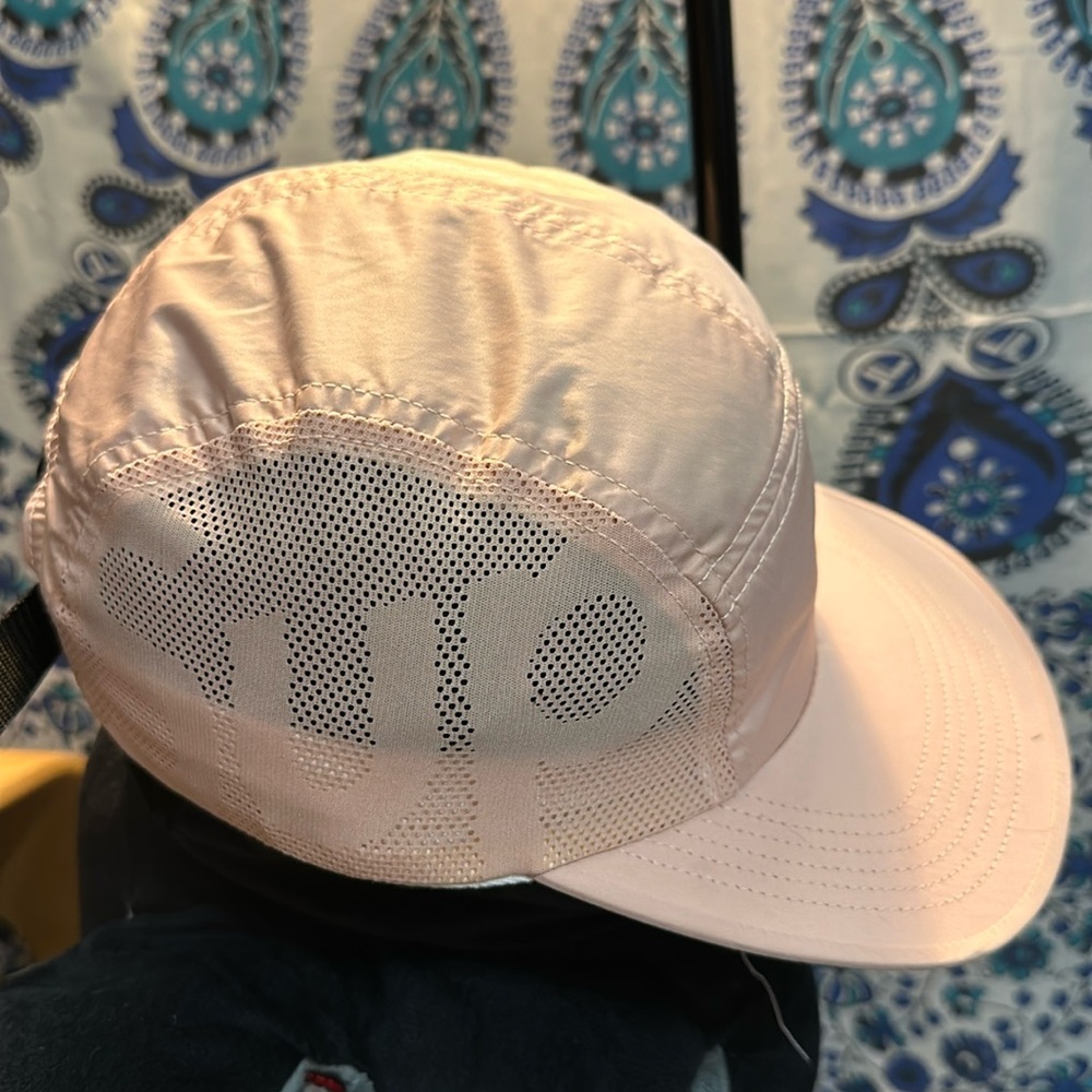 Pink supreme hat never worn . No tags